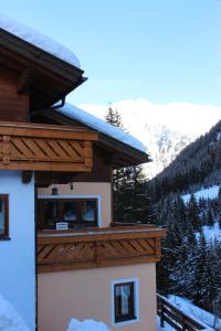索尔登约瑟夫皮克斯纳酒店的一座带雪覆盖山脉的房屋的阳台