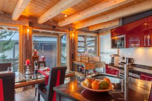 采尔马特舒瓦尔本尼斯特小木屋酒店的厨房配有一张桌子,上面放着一碗水果