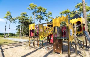雷岛林滩Domaine Résidentiel de Plein Air Odalys Tamarins Plage的公园内有游戏结构的游乐场