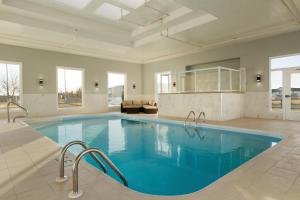 布鲁克斯Days Inn & Suites by Wyndham Brooks的客房内的大型游泳池,有蓝色的水