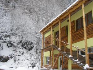 卡夫尼克El Stefano Srl的雪地里的小木屋,有雪覆盖的树木