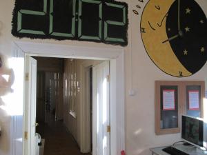 布达佩斯Carpe Noctem Hostel的挂在走廊旁墙上的钟