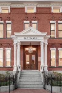 波特兰The Francis Hotel的一座红砖建筑,前门进入法兰西斯堪斯加