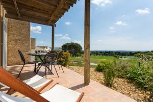 索马讷-德沃克吕兹Madame Vacances Domaine du Provence Country Club Service Premium的庭院设有桌椅,享有美景。