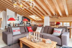 采尔马特Vrony Apartments by Hotel Walliserhof Zermatt的客厅配有沙发和桌子