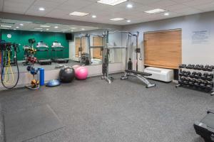 哥伦布Comfort Inn & Suites Columbus North的健身房设有举重器材和健身器材