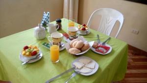 伊察Hostal Geminis的绿桌,早餐食品和饮料