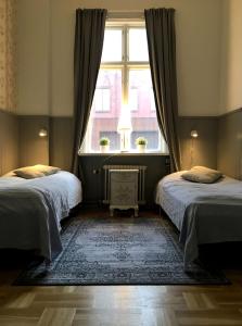 乌普萨拉万德乌普萨拉格酒店的一间卧室设有两张床和窗户。