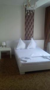 布加勒斯特Casa Ghetu Fundeni的卧室配有白色的床和桌子