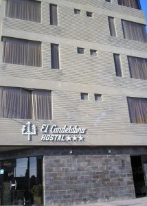 皮斯科Hostal El Candelabro的建筑的侧面有标志