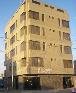 皮斯科Hostal El Candelabro的街道拐角处的高楼