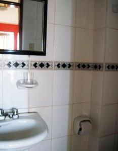 皮斯科Hostal El Candelabro的一间带水槽和镜子的浴室