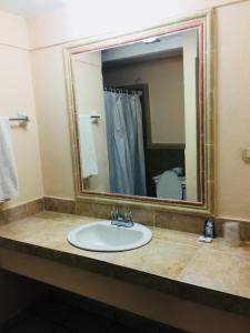 埃莫西约基诺酒店的一间带水槽和大镜子的浴室