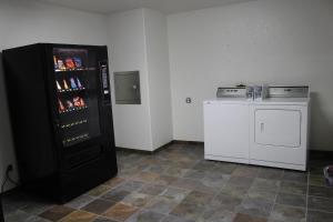 弗雷德里克斯堡Wine Country Inn的厨房配有黑色冰箱和炉灶。