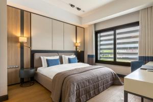 马尼萨四十五商务酒店及Spa的酒店客房设有床和窗户。