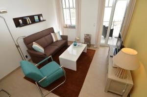 奥斯赛拜-塞林Villa Rosa - Apt. 10的客厅配有沙发和桌椅