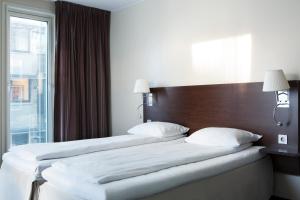 特隆赫姆特隆赫姆康福特茵酒店的配有窗户的酒店客房内的两张床