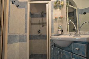 波西塔诺La Casarella Apartment Positano的一间带水槽和淋浴的浴室