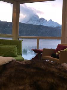 博尔查迪卡多尔安特劳多洛米蒂山度假酒店的卧室设有山景大窗户
