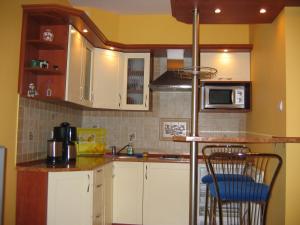 波别罗沃Apartment Jola的厨房配有白色橱柜和台面