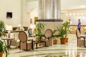 拉瑞梅拉斯拉拉酒店的大堂里的人,有桌椅和植物