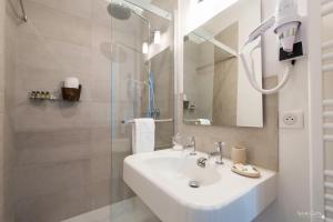 拉罗谢尔Villa Verde La Rochelle的一间带水槽和淋浴的浴室