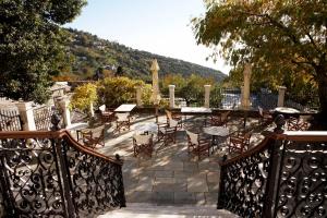 安吉斯乔治亚斯尼拉斯塔托普罗豪宅旅馆的一个带桌椅的庭院和围栏