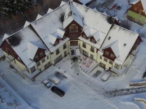 斯克拉斯卡波伦巴dask resort的空中景色,大建筑被雪覆盖