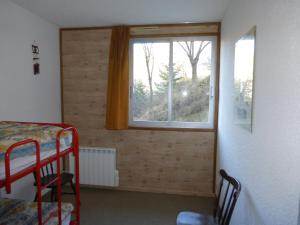 勒索兹GRANDE CHAUME A 42的卧室设有窗户和双层床。