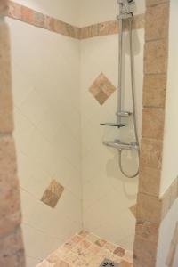 孔卡APPT CONCA-6pers-clim-au calme的带淋浴的浴室(带石墙)