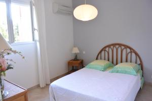 孔卡APPT CONCA-6pers-clim-au calme的白色的卧室设有床和窗户