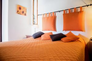 Zagarolo橄榄树希尔住宿加早餐旅馆的橙色床,上面有橙色枕头