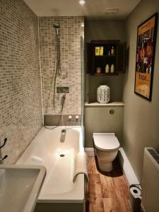 诺里奇Flat 4, York Terrace的浴室配有白色浴缸和卫生间。