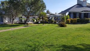 圣维克托Hotel Restaurant Le Jardin Délice的房屋前有草坪的房子