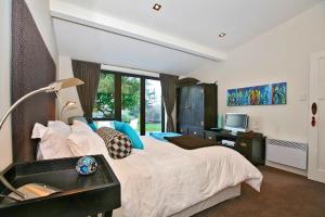 卡德罗纳瓦奥劳家园酒店的一间卧室配有一张带书桌和电视的床。
