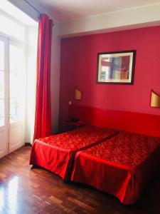 丰沙尔Residencial Chafariz /Queimada的红色的房间,设有一张红色墙壁的床