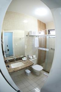 阿拉卡茹皇家海滩酒店的浴室配有卫生间、盥洗盆和淋浴。