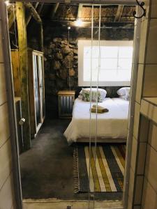 奥乔Sasa Safari Camp & Tours的石头间内一间卧室,配有一张床