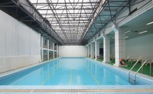 西安西安锦江西京国际饭店的大型室内游泳池,拥有大型天花板