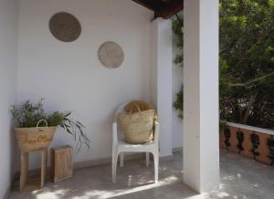 米乔尔海滩Viviendas Los Olivos - Formentera Break的门廊配有2把椅子和桌子