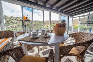 Ye卡萨维尔达德尔里斯科度假屋的一间带桌椅和窗户的用餐室