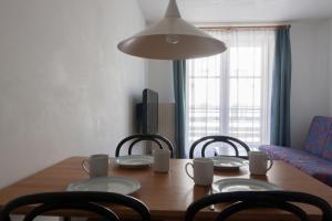 巴特霍夫加施泰因克里斯托弗鲁斯公寓式酒店的餐桌、椅子、桌子和台灯