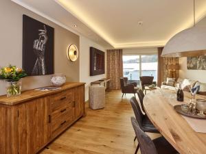 蒂罗尔-泽费尔德A-VITA Viktoria & A-VITA living luxury apartments的用餐室以及带桌椅的起居室。