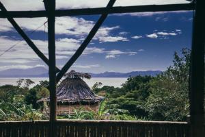 OmetepeFinca La Magia的从小屋欣赏水景