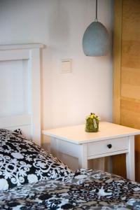 Allendorf an der LumdaFerienwohnung Helbig的一间卧室配有一张床和一张桌子,上面装有袋子