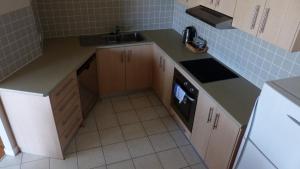 金斯克里福盐滩2302公寓的一间带水槽和炉灶的小厨房