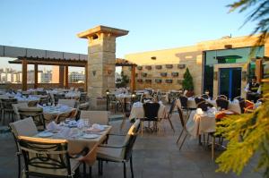Sadeen Amman Hotel餐厅或其他用餐的地方