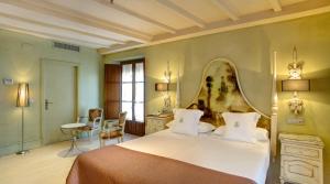 塞维利亚圣安娜圣器珍贵酒店的一间卧室配有一张大床和大镜子