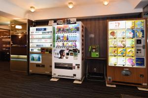 大阪关西酒店的一间便利店,房间内设有两个冰箱