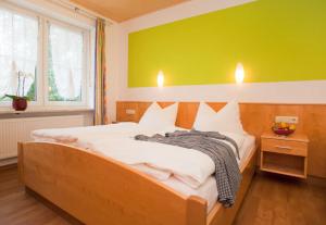 福恩施特劳斯索奈翰格兰德就爱你的一间卧室设有一张黄色墙壁的大床